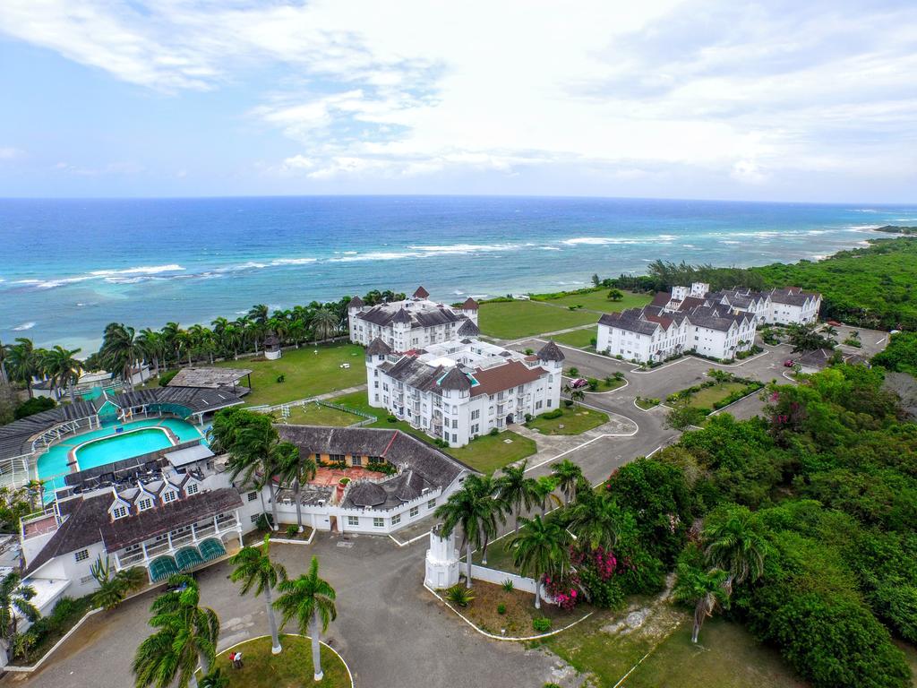 Seacastles By The Beach/Pool Aparthotel Montego Bay Exterior photo