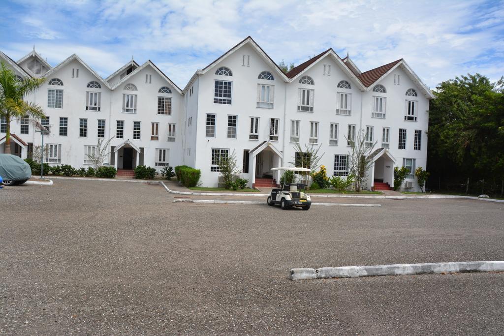 Seacastles By The Beach/Pool Aparthotel Montego Bay Exterior photo