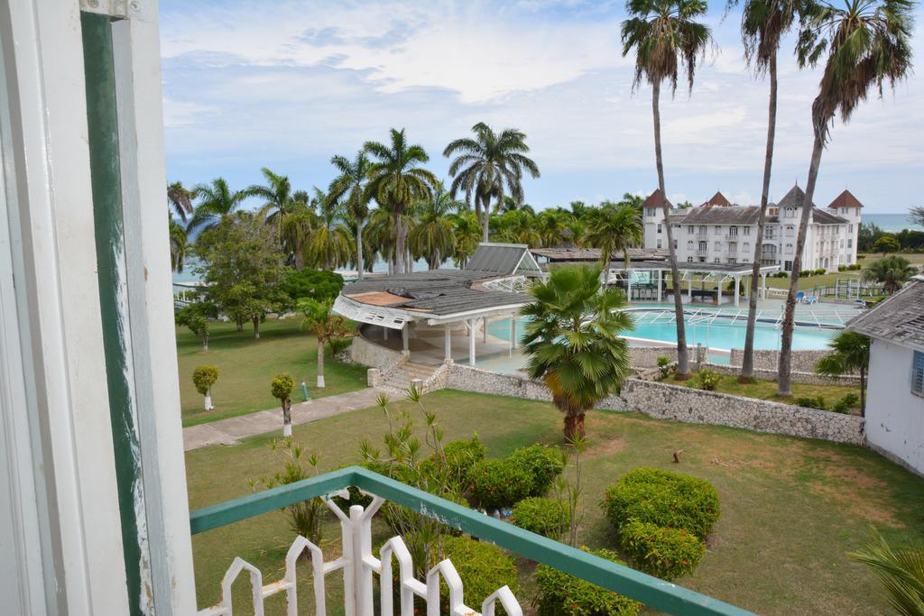 Seacastles By The Beach/Pool Aparthotel Montego Bay Exterior photo