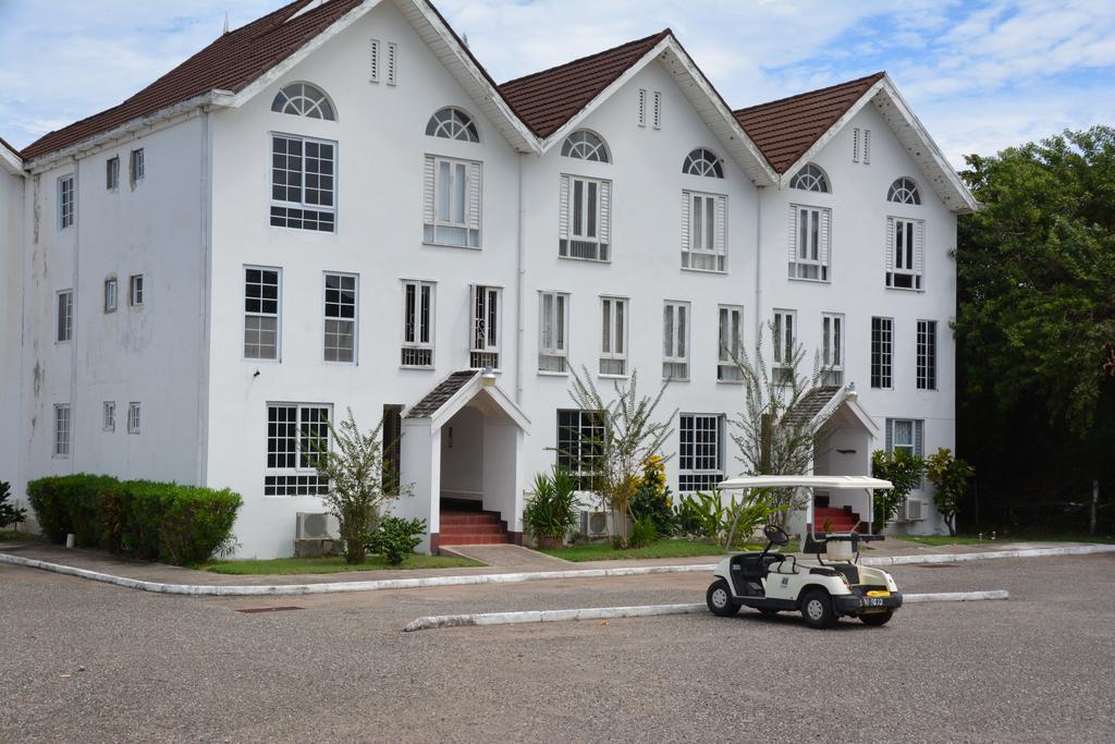 Seacastles By The Beach/Pool Aparthotel Montego Bay Exterior photo