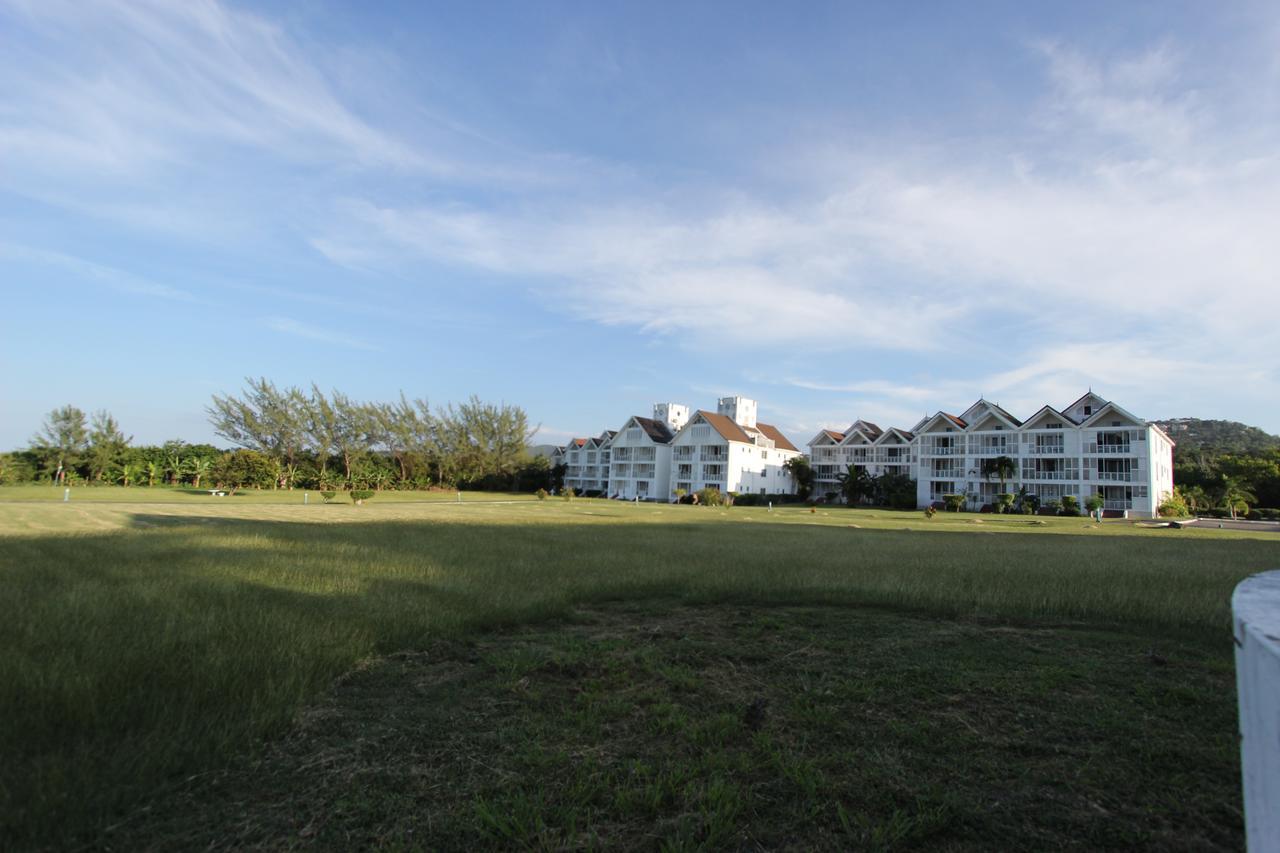 Seacastles By The Beach/Pool Aparthotel Montego Bay Exterior photo